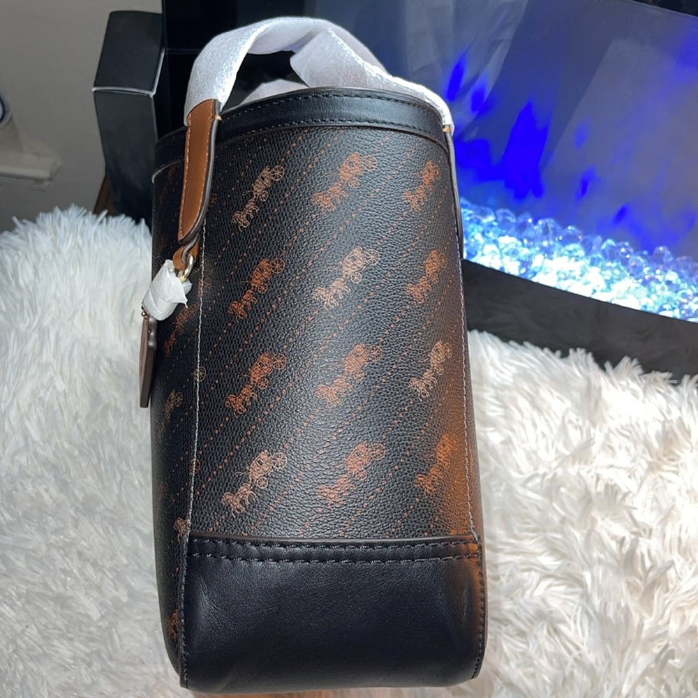 🤎Tote 27 With Horse And Carriage Dot Print - Picture 4 of 12